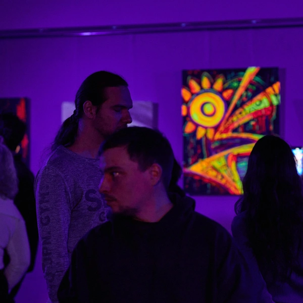 Главная фишка неоновой выставки в том, что все картины светятся в темноте | Источник: личный архив Ильи Морозова