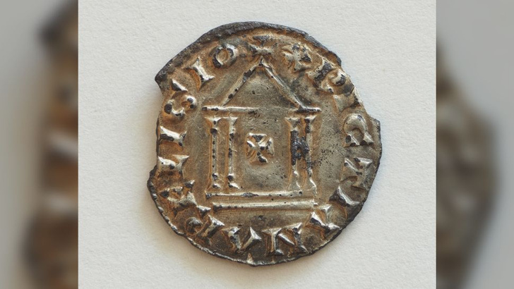 Серебра мало, амбиций много: французский фермер не смог выгодно продать 1200-летнюю монету Карла Великого