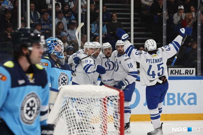 Во втором периоде «Динамо» забил второй гол «Сибири» | Источник: Александр Ощепков / NGS.RU