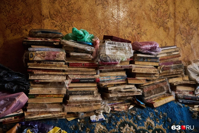 Библиотека. На первый взгляд, все вещи в квартире пришли в негодность. Однако так считают не все | Источник: Роман Данилкин / 63.RU