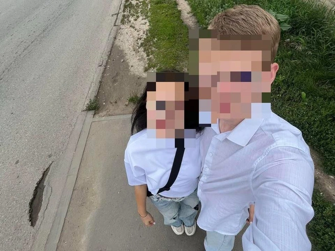 Дети на злополучной остановке, на которой в них влетел автомобиль | Источник: соцсети