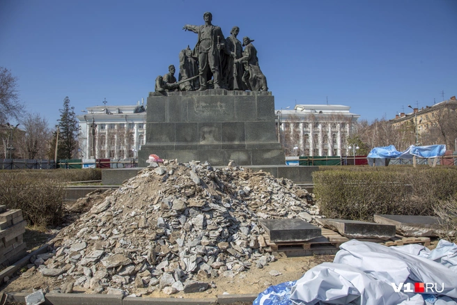 Судя по куче битого камня, за оставшиеся 40 дней вряд ли успеют закончить ремонт | Источник: Константин Завриков / V1.RU