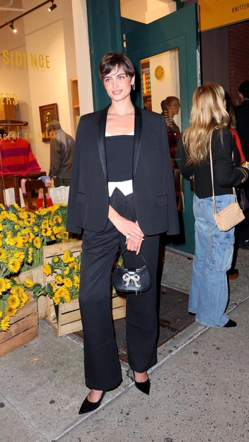 Никакой скуки: Тейлор Хилл показала необычное сочетание — оно преобразит черный костюм | marieclaire.ru