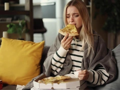 5 продуктов, которые незаметно вызывают депрессию, — проверьте, что едите вы