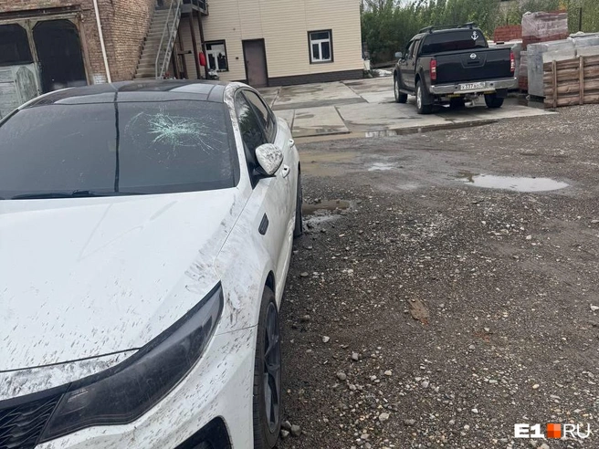 Машина сильно повреждена после погони | Источник: читатель E1.RU