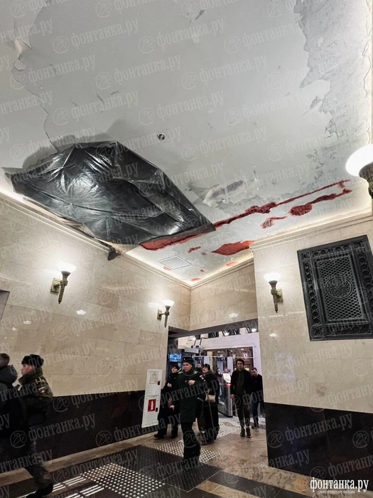 На «Чернышевской» начали восстанавливать потолок, от которого отвалилась штукатурка | Источник: читатель «Фонтанки»