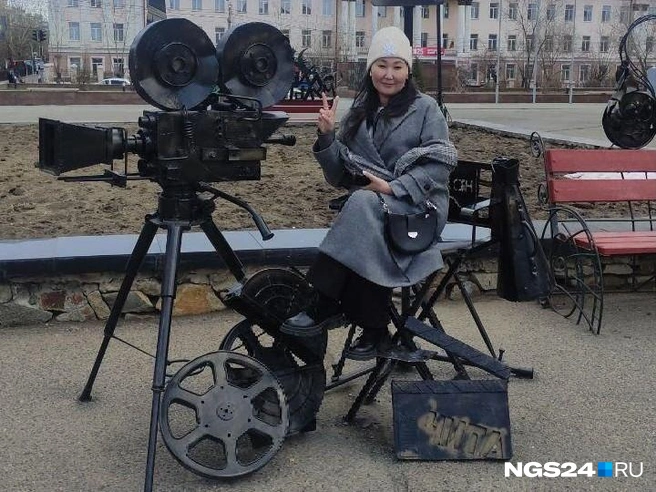 А это Надя, журналист из Якутии. Показывает чудесную фотозону перед кинотеатром | Источник: Кадрия Катцина / NGS24.RU