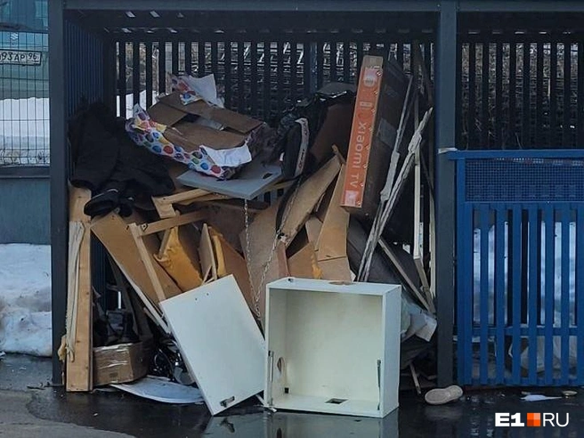 В переулке Широком, 6 тоже забитые помойки | Источник: читатель E1.RU