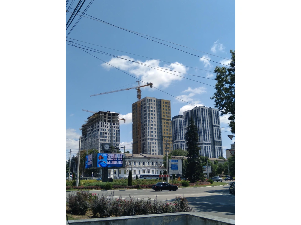 Крымские застройщики продолжают выводить на рынок рекордные квадратные метры жилья, несмотря на спад покупательского спроса, — только в Симферополе сейчас возводится около 20 жилищных комплексов | Источник: Александра Сотникова / MSK1.RU