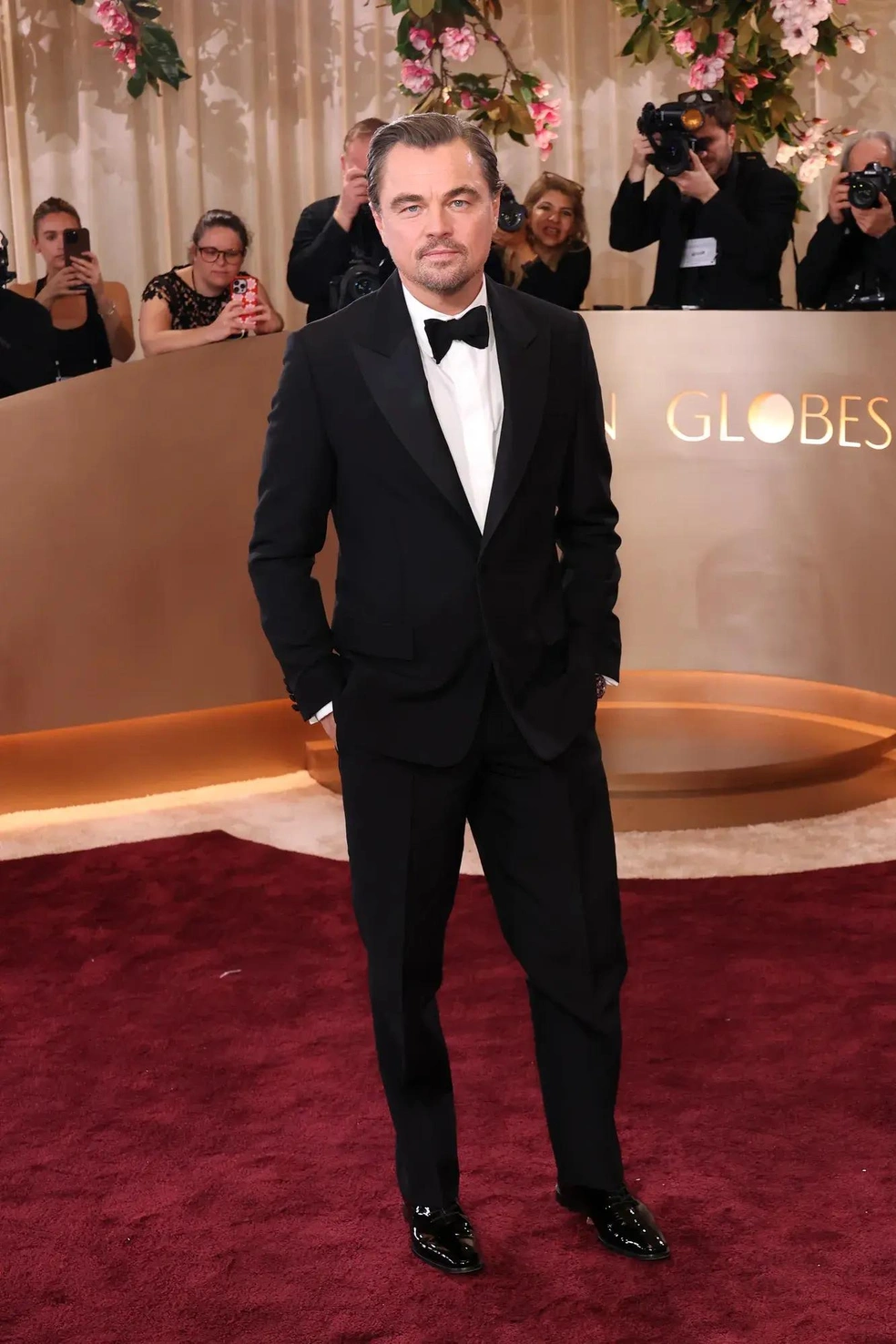 Леонардо ДиКаприо в смокинге Dior | Источник: Monica Schipper / Getty Images