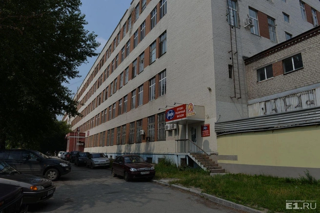 Здание храма скрыто за офисом "Конфи".
