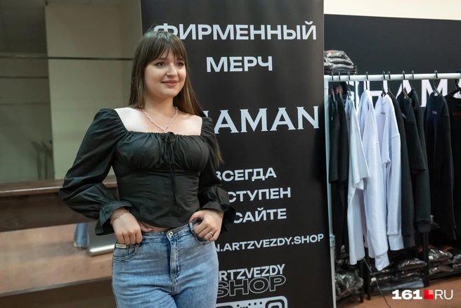 Перед концертом артист, чей голос в записи лился из динамиков, призвал не покупать его мерч с рук, а только в официальном магазине | Источник: Евгений Вдовин / 161.RU
