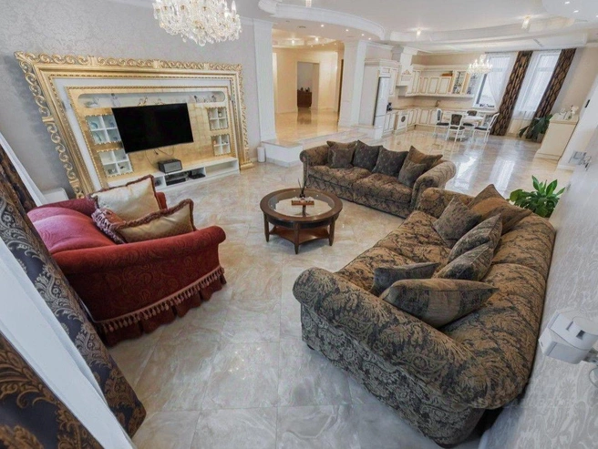 Зона у телевизора богато украшена | Источник: «Циан»