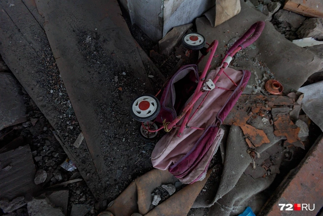 Куклу Машу забрали, а коляску бросили | Источник: Ирина Шарова / 72.RU