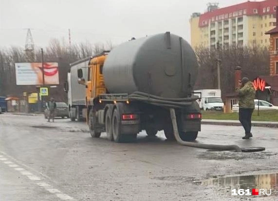 Ассенизаторы нелегально сливают нечистоты в этом районе практически ежедневно | Источник: читатель 161.RU