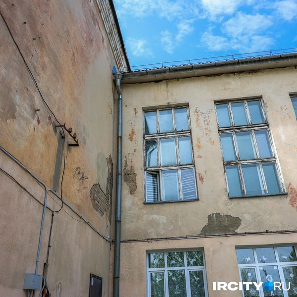 Штукатурка местами вообще обвалилась, а крыша время от времени течет | Источник: Ксения Филимонова / «ИрСити»