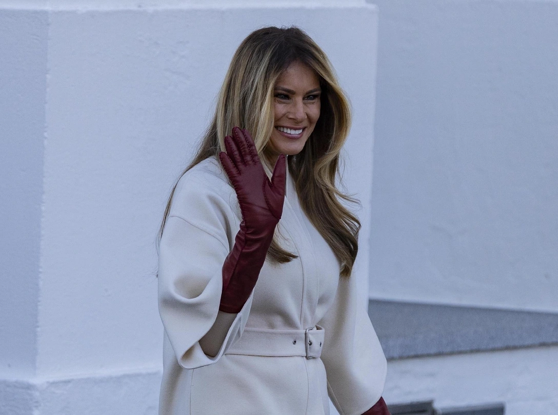 Мелания Трамп принимает рождественскую ель в Белом доме, 25 ноября 2025 год | marieclaire.ru