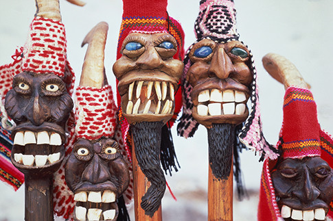 Индейские игрушки из сувенирной лавки в Куско. Маски, шляпы, свитеры из шерсти ламы, расшитые пончо, сумки и юбки продают только в Андах. В Лиме и на Амазонке шоппинг очень скромный. | Источник: Архивы пресс-служб