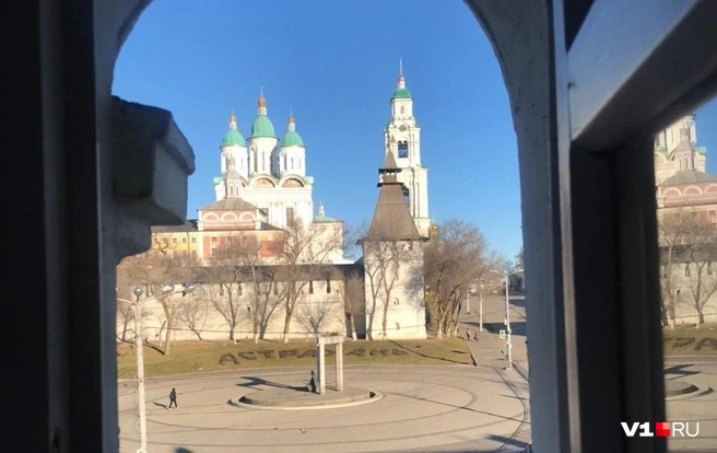 Кремль и надпись на газоне не оставляют сомнений, в каком городе разбудили куранты | Источник: Андрей Петров / V1.RU