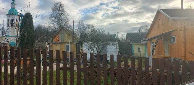 Баню видно только сбоку&nbsp;— с участка соседей (на фото она слева) | Источник: предоставлено Ниной Ёркиной