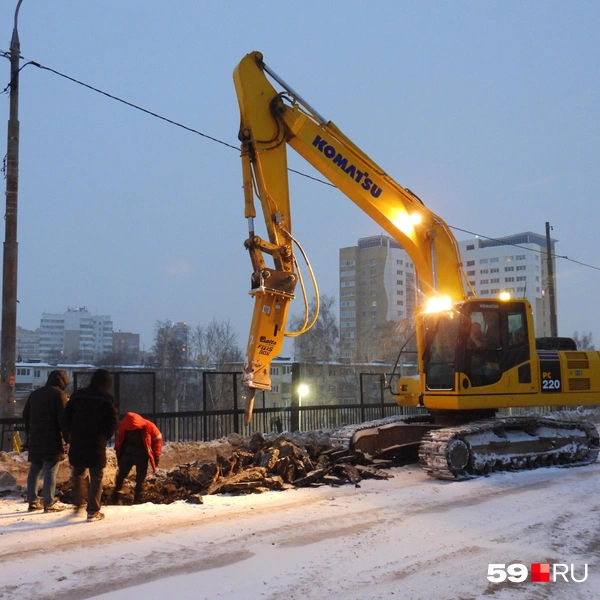 Спецтехникой начали разбирать проезжую часть, разбивая асфальт | Источник: Кирилл Хафизов / 59.RU