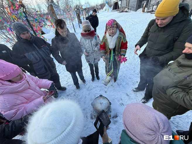 Гости проходят обряд очищения дымом | Источник: Анастасия Баранова / E1.RU