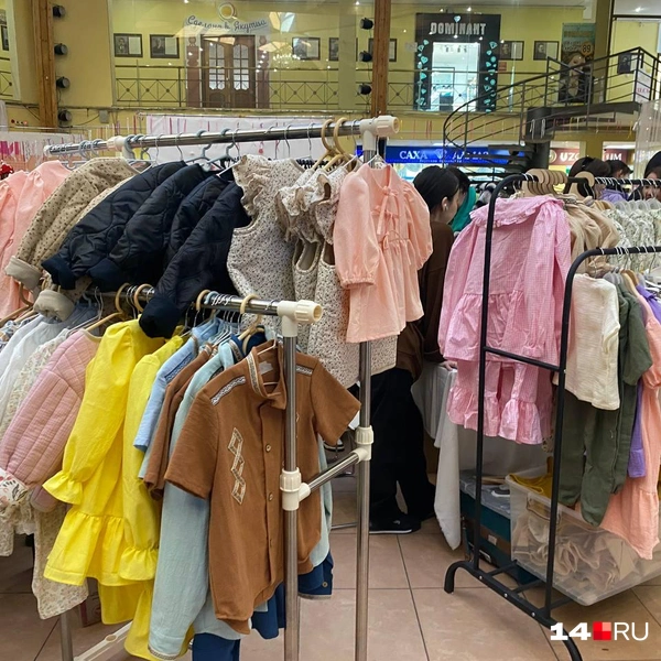 В этом году предприимчивые мастера решили сделать упор на детской одежде для ысыаха | Источник: Надежда Ефимова / 14.RU