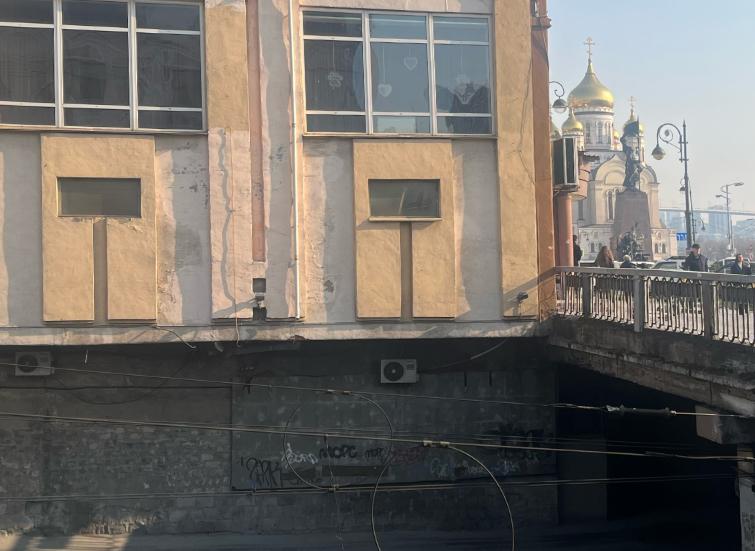 Место, где еще нет цветочного пассажа в 60-х, и это место сейчас | Источник: Елена Буйвол / VLADIVOSTOK1.RU