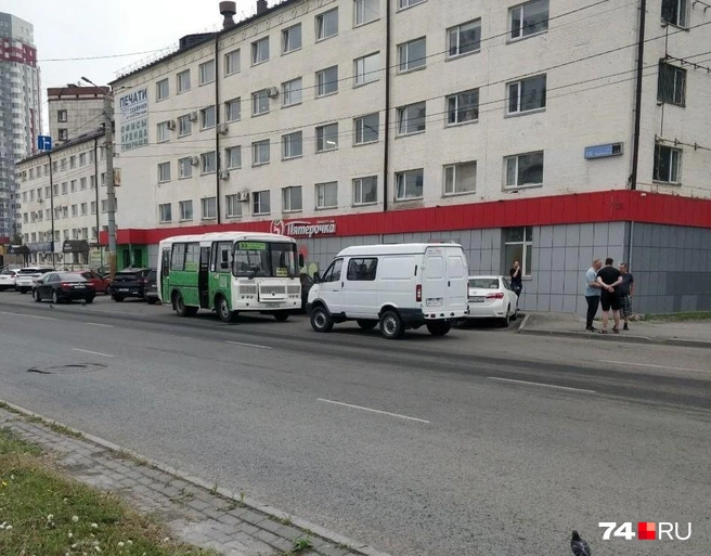 Второй участник ДТП отлетел дальше по дороге | Источник: читатель 74.RU 