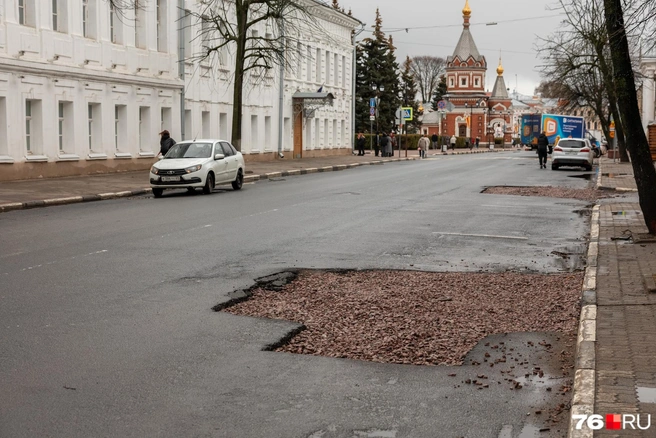 Власти Ярославля назвали дороги, на которых заделают ямы | Источник: Александр Куренной / 76.RU