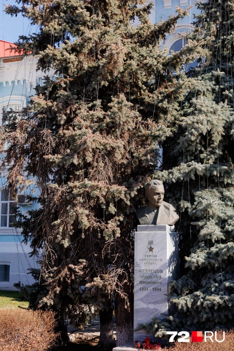 Сейчас с памятником всё хорошо, его тоже реставрировали. Теперь он прячется в густых ветвях ели | Источник: Ирина Шарова / 72.RU