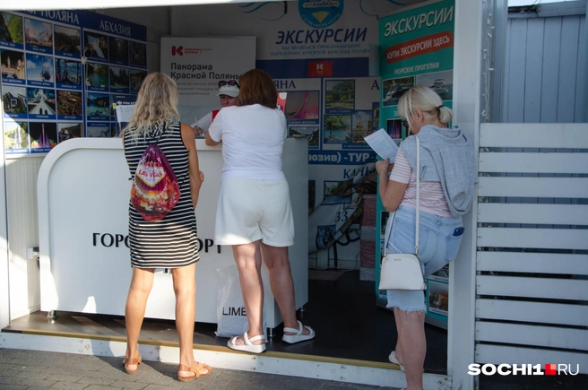 К павильонам с экскурсиями наконец-то выстраиваются очереди, в разгар лета экскурсоводы жаловались на слабый интерес. Но, возможно, это из-за жары | Источник: Оксана Витязь / SOCHI1.RU