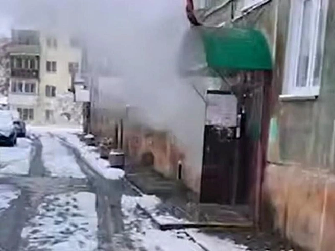 За последнюю неделю это уже второй подобный случай на улице Есенина. | Источник: Видео: Telegram-канал Mash Siberia