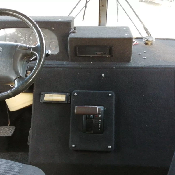 Судя по рулю от Toyota, владелец поработал над реанимацией автомобиля | Источник: Avito