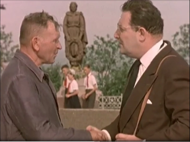 Леон Гаррос беседует с рабочим на вершине Мамаева кургана | Источник: «Леон Гаррос ищет друга», 1960 год