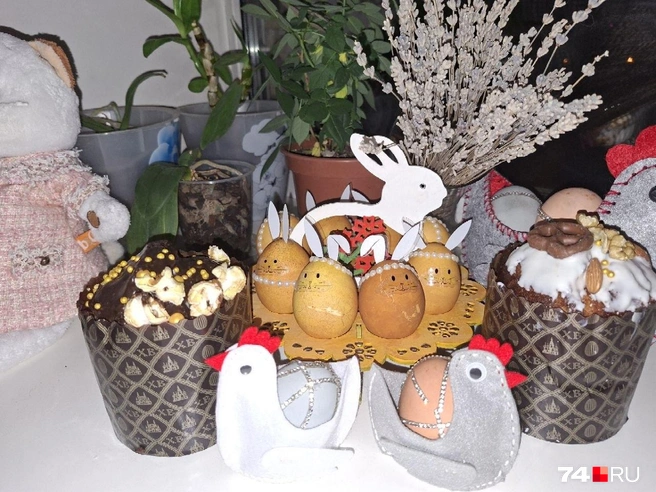 На столах в этом году часто устраиваются курочки-наседки&nbsp;— стеклянные, фарфоровые или тряпичные | Источник: читатель 74.RU