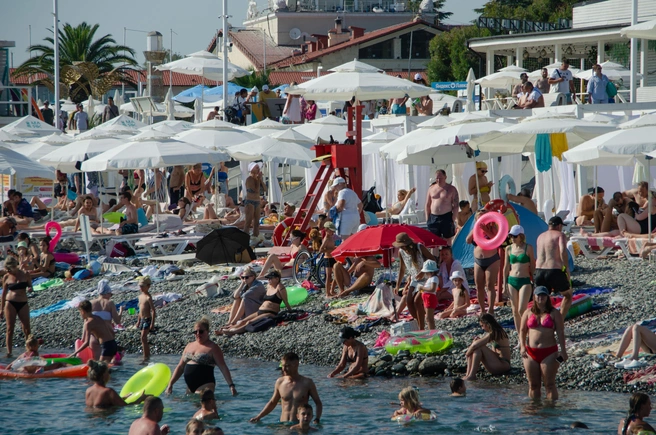 Популярный пляж «Маяк» в Сочи в разгар лета | Источник: Оксана Витязь 
