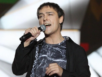 Хиты «Ласкового мая», плакаты и море белых роз: верные поклонники на могиле Юрия Шатунова на третью годовщину его смерти