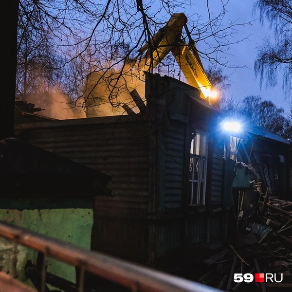 На участке работает экскаватор | Источник: Тимофей Калмаков / 59.RU