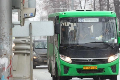 В Екатеринбурге два автобуса внезапно сменили схему движения
