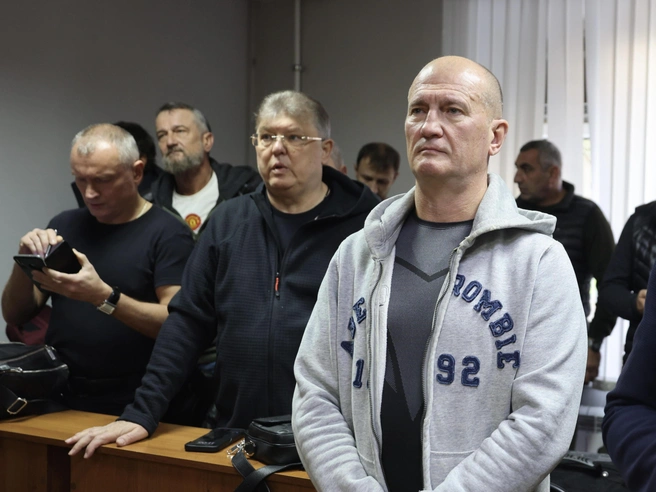 Федор Литвиненко нервно реагирует на съемку журналистов после оглашения приговора | Источник: Алексей Волхонский / V1.RU