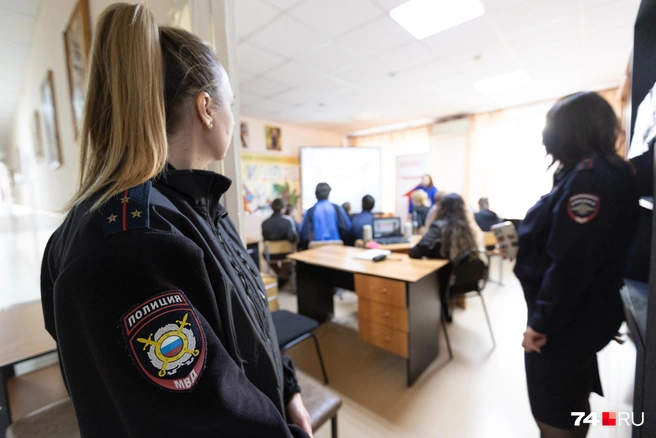 Занятие проводят гражданские педагоги, но сотрудники полиции рядом | Источник: Наталья Лапцевич