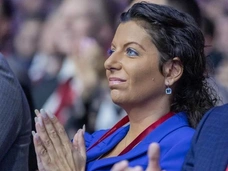 «Волос нет ни седых, ни каких-либо, зато парик»: Маргарита Симоньян, несмотря на рак, работает в Индии