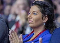 «Волос нет ни седых, ни каких-либо, зато парик»: Маргарита Симоньян, несмотря на рак, работает в Индии