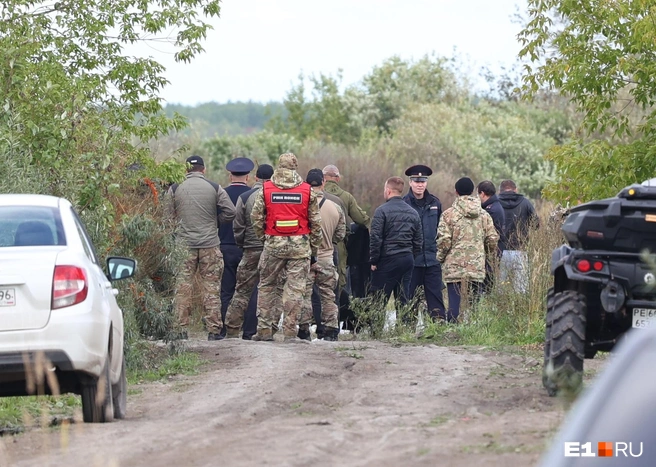 Тело ребенка поместили в черный мешок | Источник: Владислав Лоншаков / E1.RU