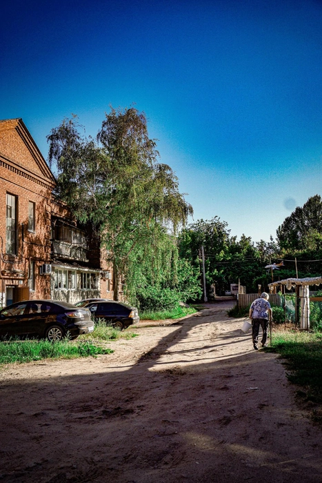Если убрать современные машины, то та самая улочка из далекого детства | Источник: «Околофото» / Vk.com