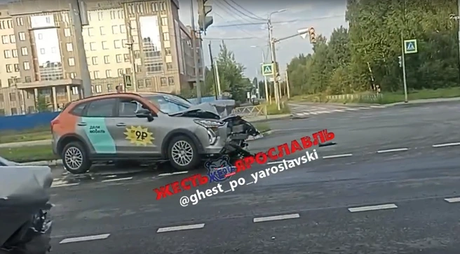 Машина из сервиса аренды сильно повреждена | Источник: Жесть Ярославля / MAX