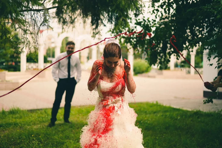 Феминистки провели «Кровавую свадьбу» в Казани