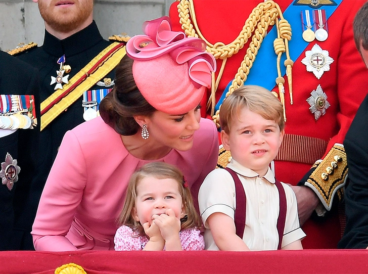 От Дианы до Кейт Миддлтон: самые яркие «балконные» кадры Trooping The Colour