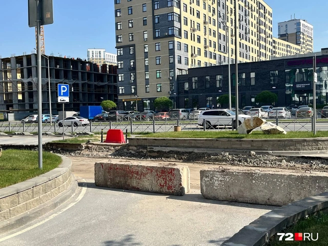 Конечно, ремонт создает неудобство. В районе почти нет мест для парковки, повсюду строительная техника | Источник: Анатолий Кузнецов / 72.RU